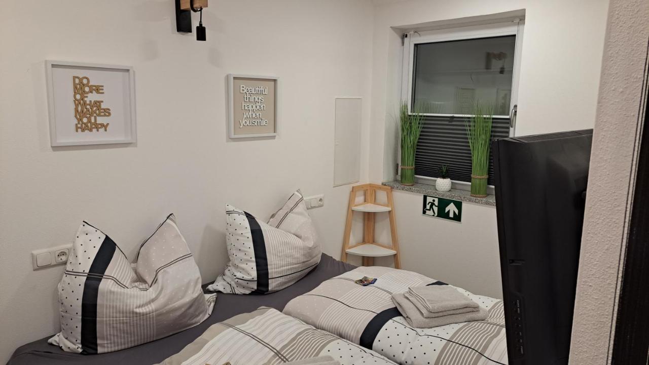 Appartment-Ferienwohnung Mit Kueche, Bad, Kostenlos Wlan, Modern Eingerichtet 로딩 외부 사진