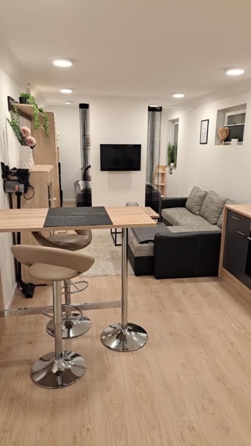 Appartment-Ferienwohnung Mit Kueche, Bad, Kostenlos Wlan, Modern Eingerichtet 로딩 외부 사진